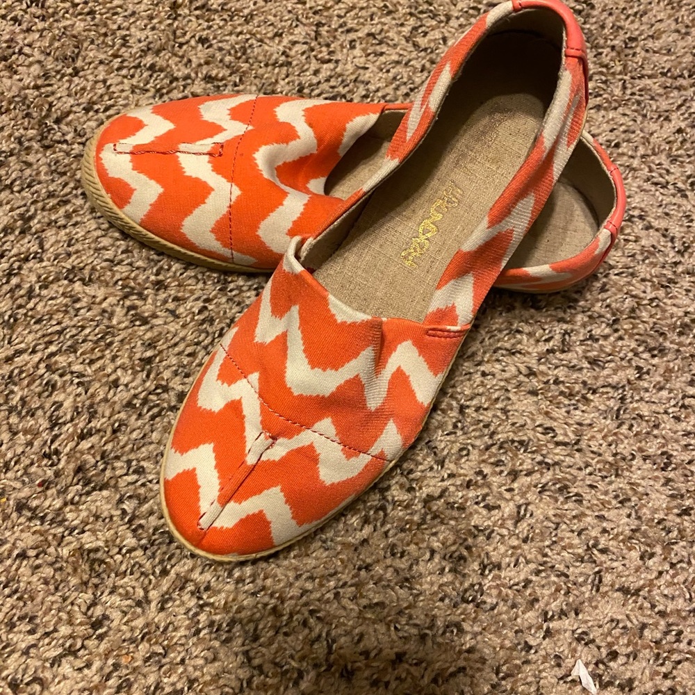 Orange and beige chevron slides size 6